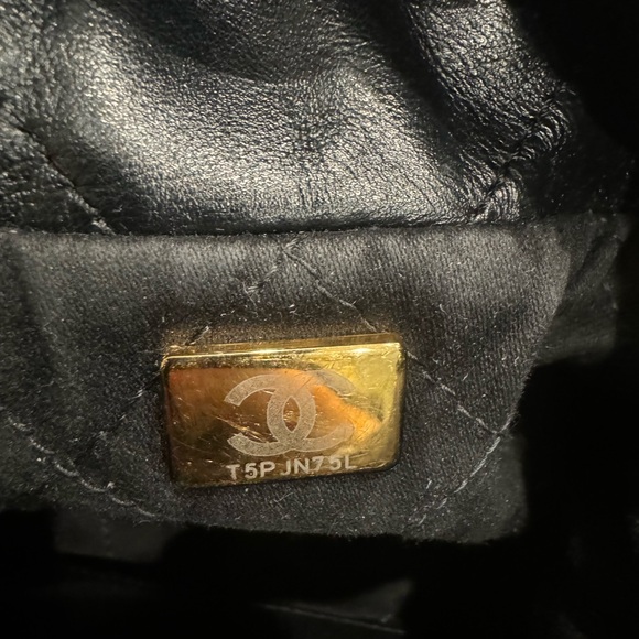 CHANEL 22 Mini Handbag Black - Picture 2 of 7